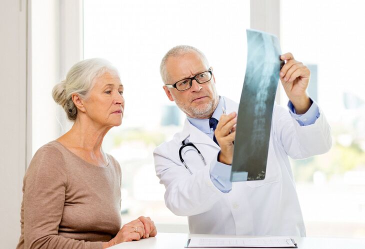 The doctor determines cervical osteochondrosis in a patient using x-ray.